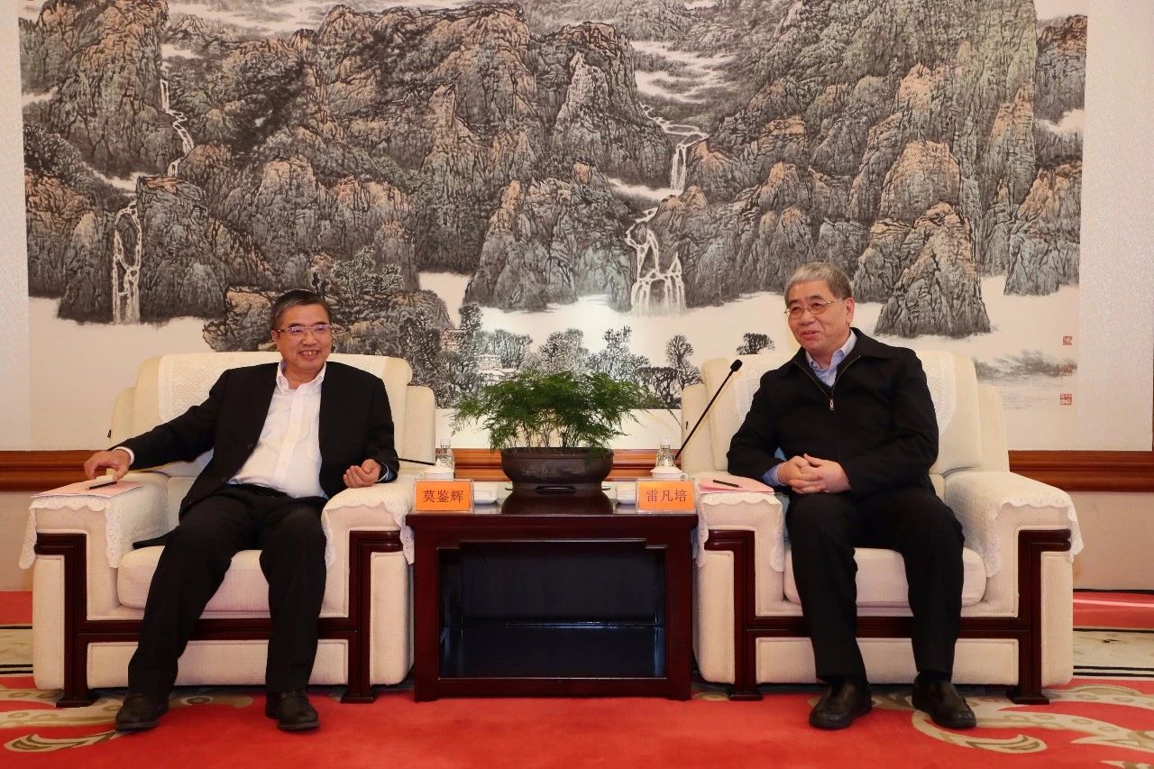 雷凡培會見中國船級社黨委副書記、總裁莫鑒輝一行